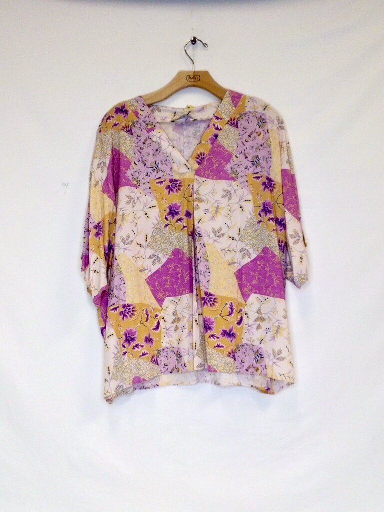 Pixi + Ivy V Neck Short Sleeve Patterned Floral Blouse