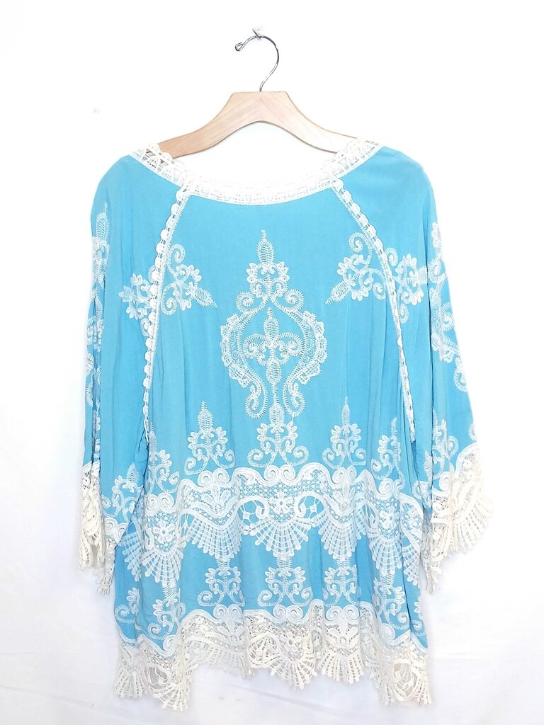 Leo & Nicole Loss Sleeve Embroidered Top