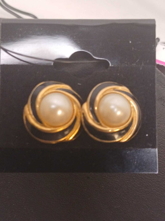 Simple Pearl Earrings